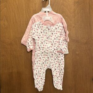 NWT Duck Duck Goose 2 Pack Pink and White Floral Baby Footies